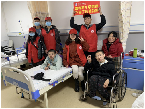  a片
雷锋社：陪伴脑瘫兄弟迎新年