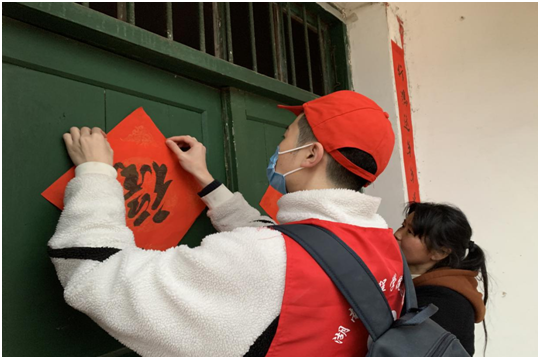  a片
雷锋社：陪伴脑瘫兄弟迎新年