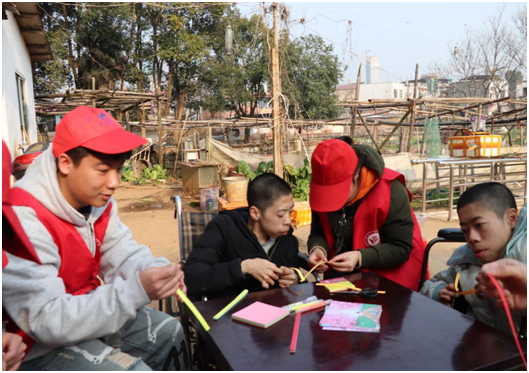  a片
雷锋社：陪伴脑瘫兄弟迎新年